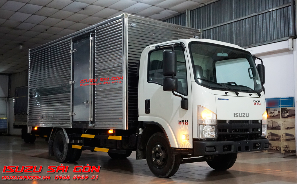 Xe Tải Isuzu QKR 1T9 Tấn Thùng Kín Đầu Vuông 2
